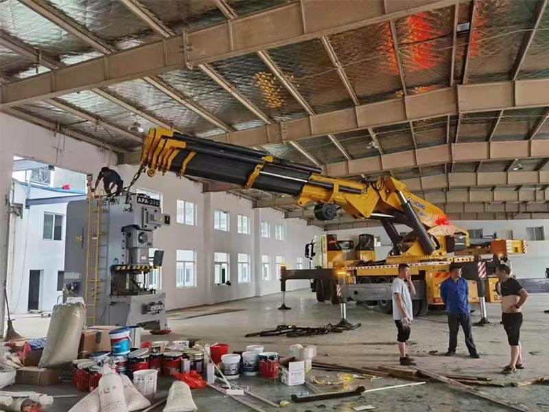 Telescopic Boom Truck Crane Lifting Operation