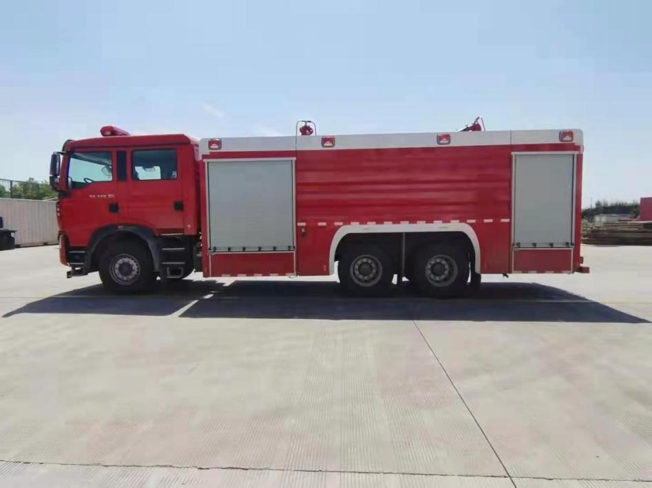 Haowo 11-ton dry powder and foam combined fire truck of Sinotruk