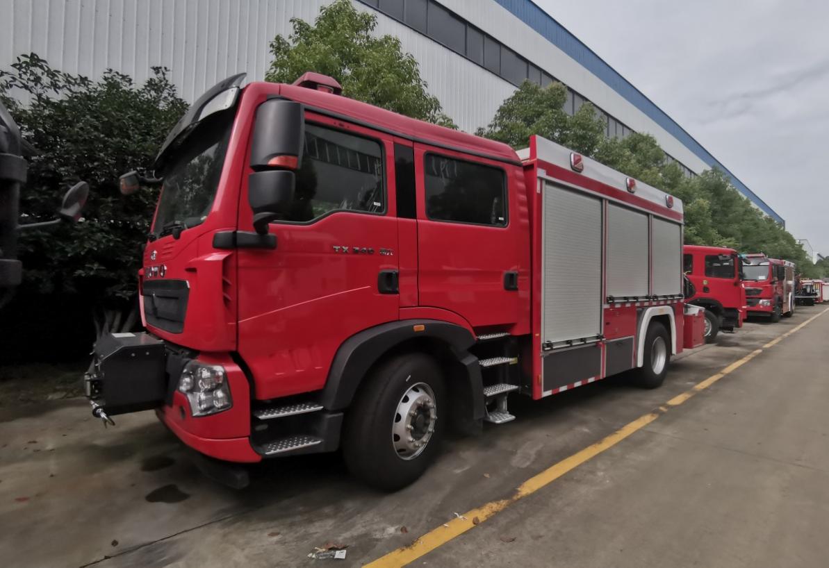 重汽豪沃抢险救援消防车-01