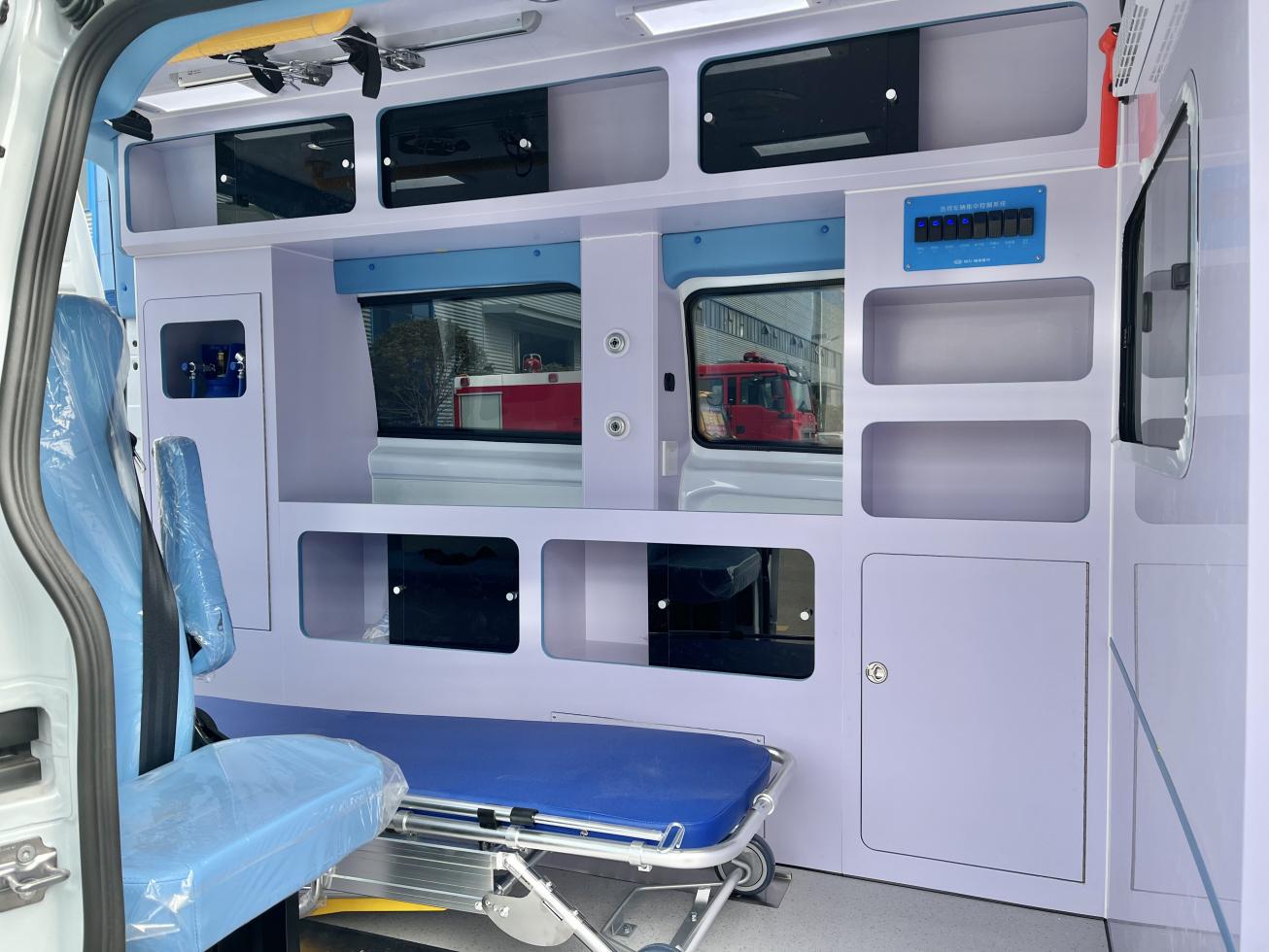 监护型救护车-03